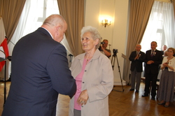 Stanisław Pawlicki odznaczenie odbiera żona Genowefa Pawlicka