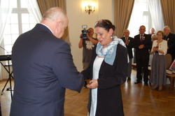 Maciej Ruszczyński odznaczenie odbiera córka Jolanta Kowalczyk