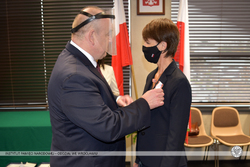 Dekorowanie Krzyżem Wolności i Solidarności Jolanty Grzelczyk przez dr. Andrzeja Drogonia