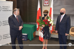 Wręczenie Krzyża Wolności i Solidarności Jolancie Grzelczyk, od lewej: dr A. Drogoń, J. Grzelczyk, K. Grzelczyk