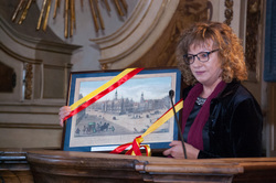 Wiceprezydent Wrocławia wręczyła dyrektorowi Oddziału IPN podarunek – grafikę przedstawiającą Wrocław