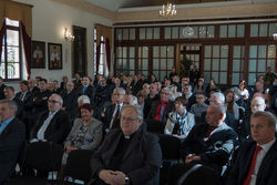 Uczestnicy uroczystości w auli PWT