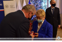 Uroczystość oznaczenia Krzyżami Wolności i Solidarności działaczy opozycji demokratycznej z czasów PRL. Fot. Dominik Wojtkiewicz (IPN)