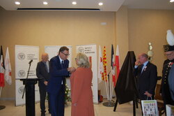 Krzyż Wolności i Solidarności odbiera Aniela Sakwa