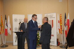 Krzyż Wolności i Solidarności odbiera Jan Tabor