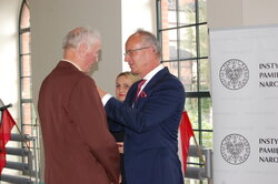 Odznaczenie odbiera Tadeusz Trziszka