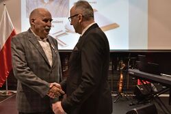 Odznaczenia wręczył wiceprezes IPN dr hab. Karol Polejowski (P) – Szczecin, 16 grudnia 2022. Fot. Marcin Manowski (IPN)